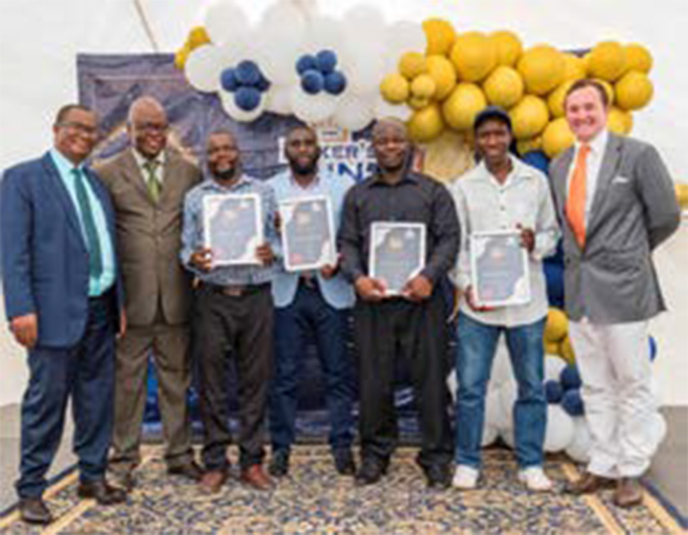 Northern Region Long Service Awards (standing with
their 20 year certificates) Shingirai Pfunda, Tinashe
Nyakatawa, Sikhonzile Matore, Masimba Jenara